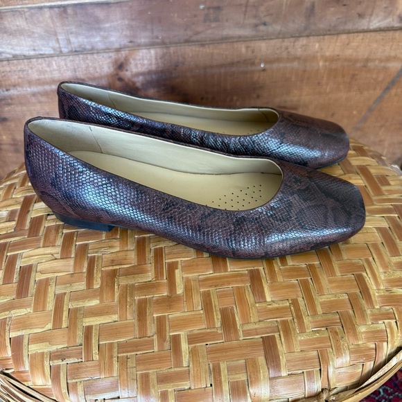 Trotters women’s Leather Slip-On Flats - Honor dark brown snakeskin size 7.5 W - Picture 2 of 7